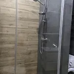 стильный лофт с подвесным креслом в аркадии возле моря *